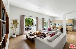 160 Beloit Ave - Photo 5 of 8