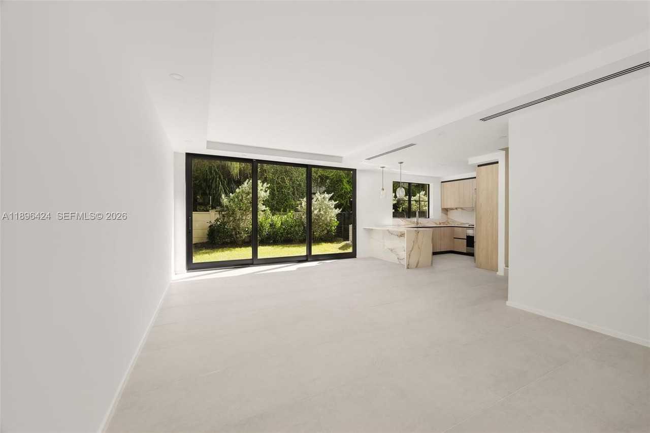 7498 Sw 100th St #8 - Photo 4 of 50