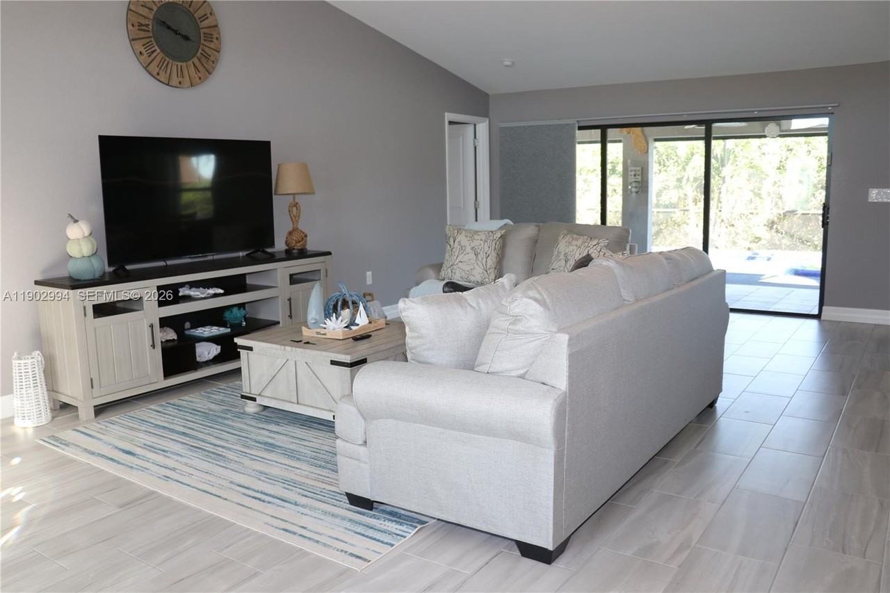 4407 Sw 16th Pl #0 - Photo 4 of 18