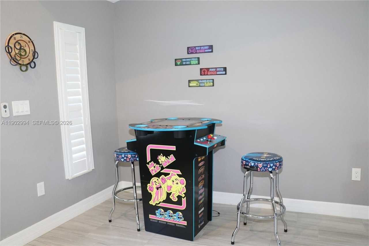 4407 Sw 16th Pl #0 - Photo 5 of 18