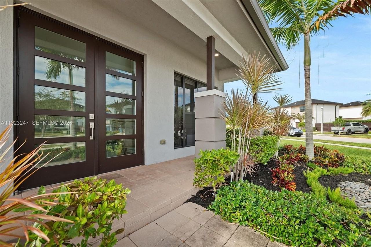 16060 Nw 89th Ct - Photo 3 of 38