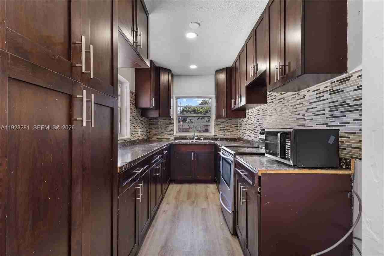 4030 Nw 1st Ave - Photo 5 of 27