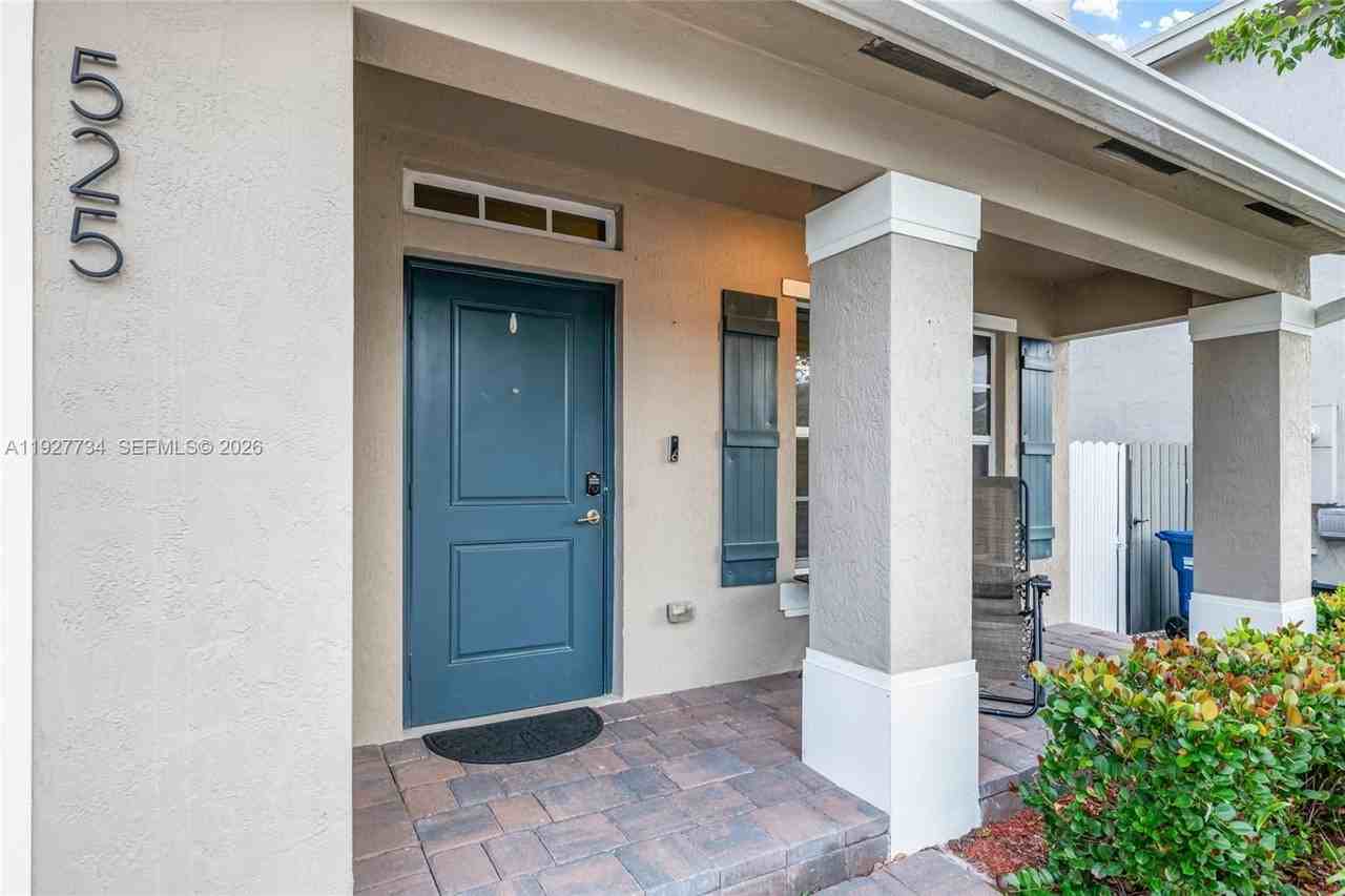 525 Ne 6th Pl - Photo 4 of 37