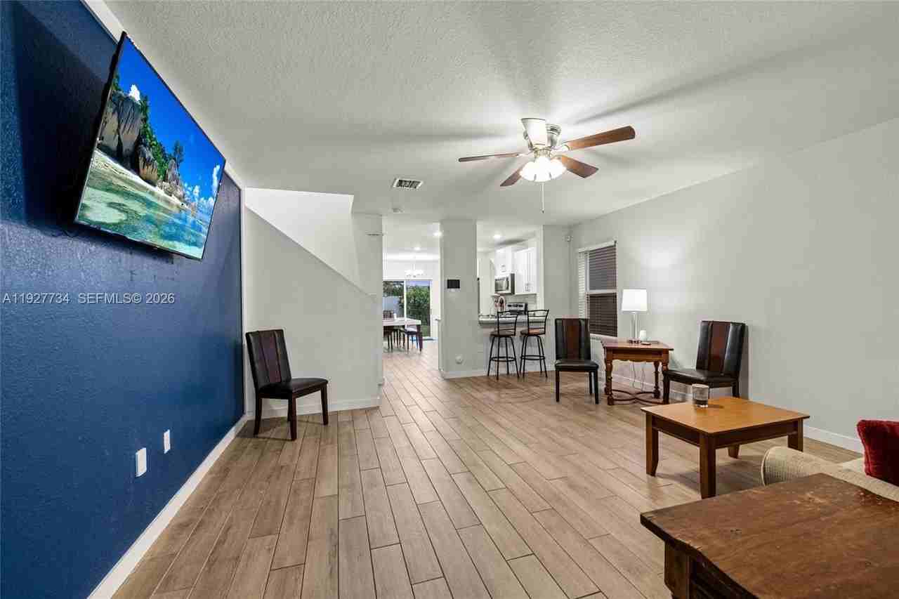 525 Ne 6th Pl - Photo 5 of 37