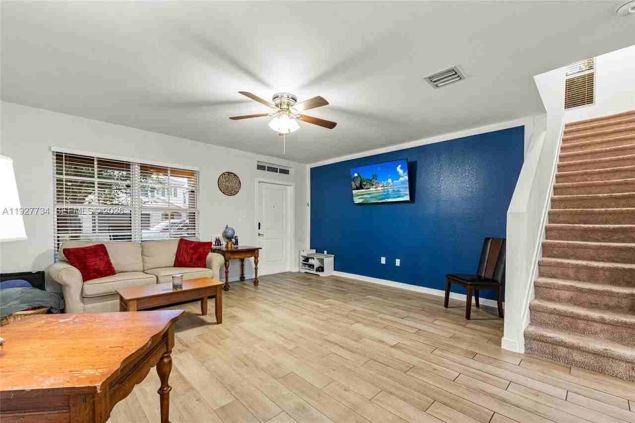 525 Ne 6th Pl - Photo 7 of 37