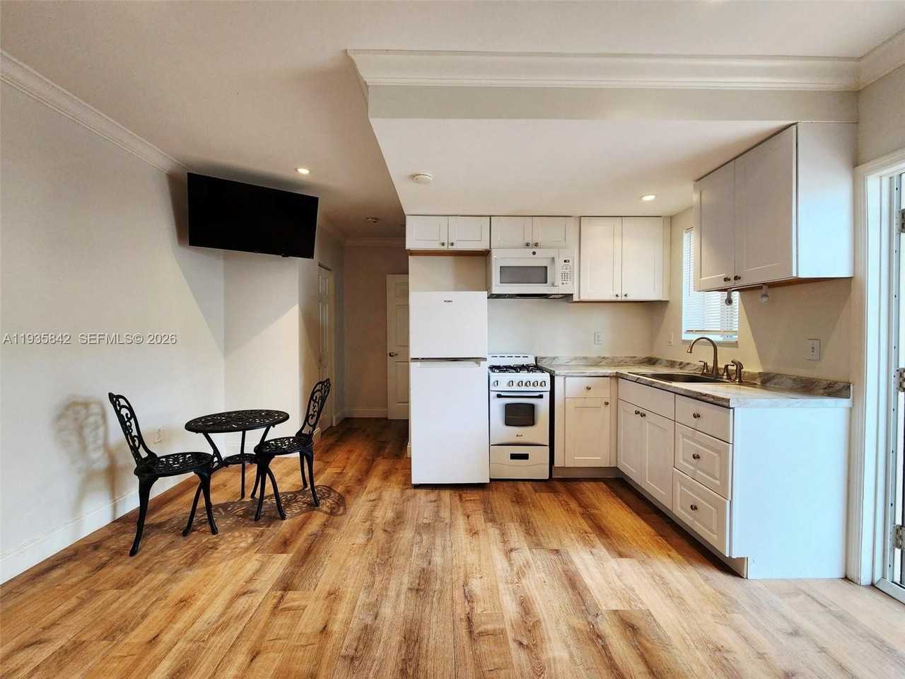 320 New York St #1 - Photo 3 of 10