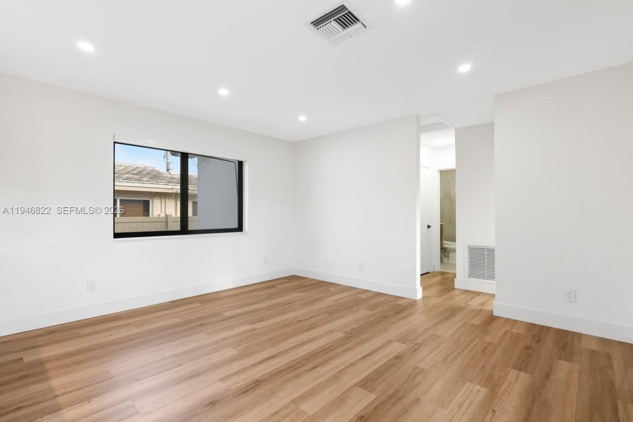 1201 N 16th Ave - Photo 4 of 38