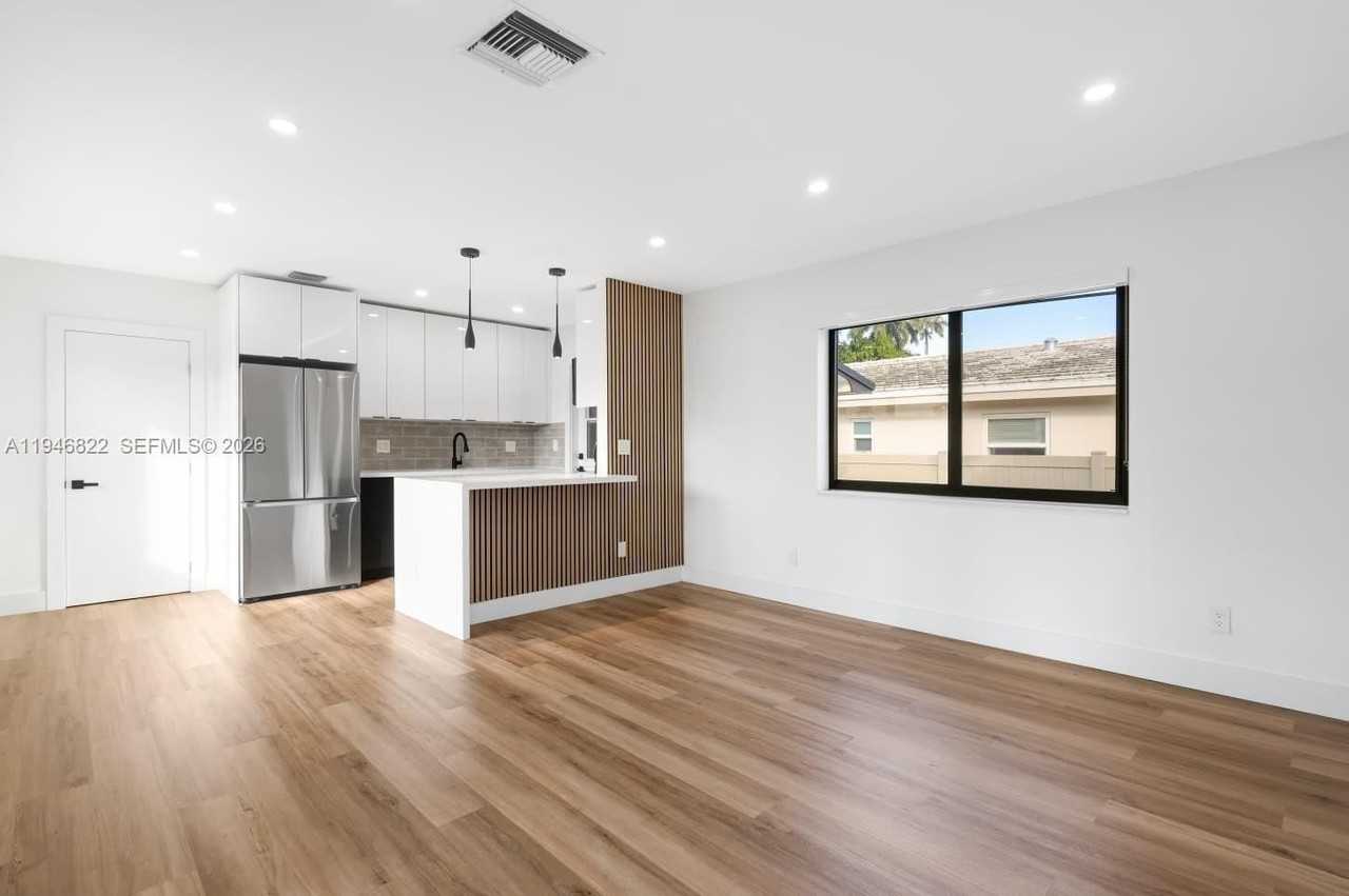 1201 N 16th Ave - Photo 5 of 38