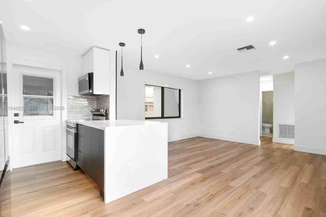 1201 N 16th Ave - Photo 7 of 38