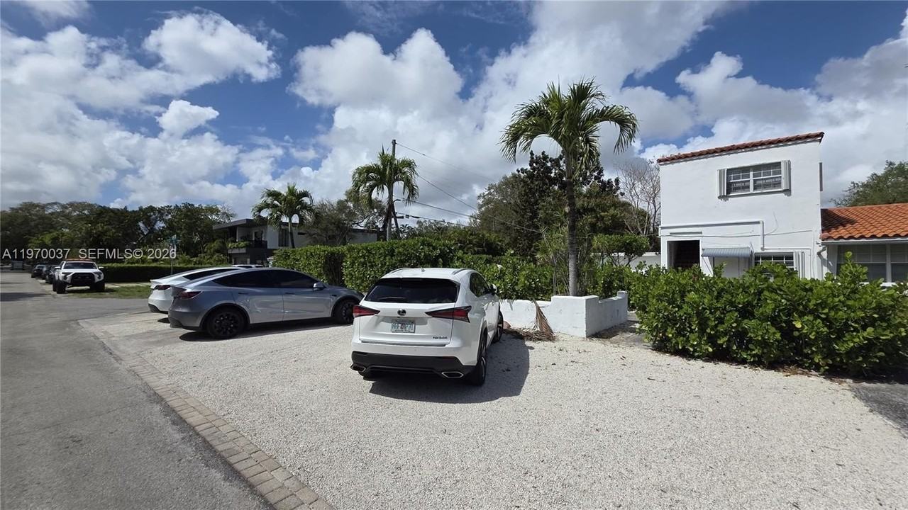 1105 Ne 119th St #A - Photo 2 of 11