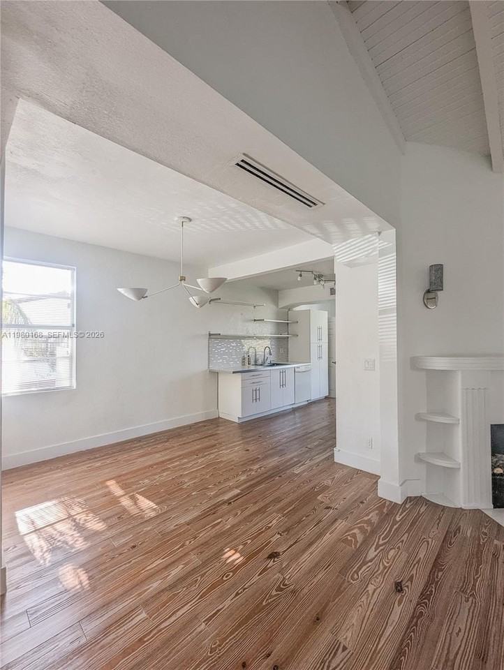 1719 Sw 15th St - Photo 3 of 13