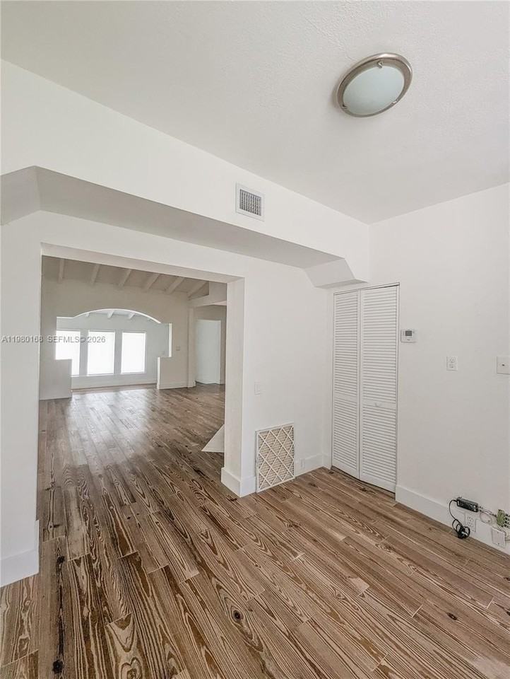 1719 Sw 15th St - Photo 6 of 13