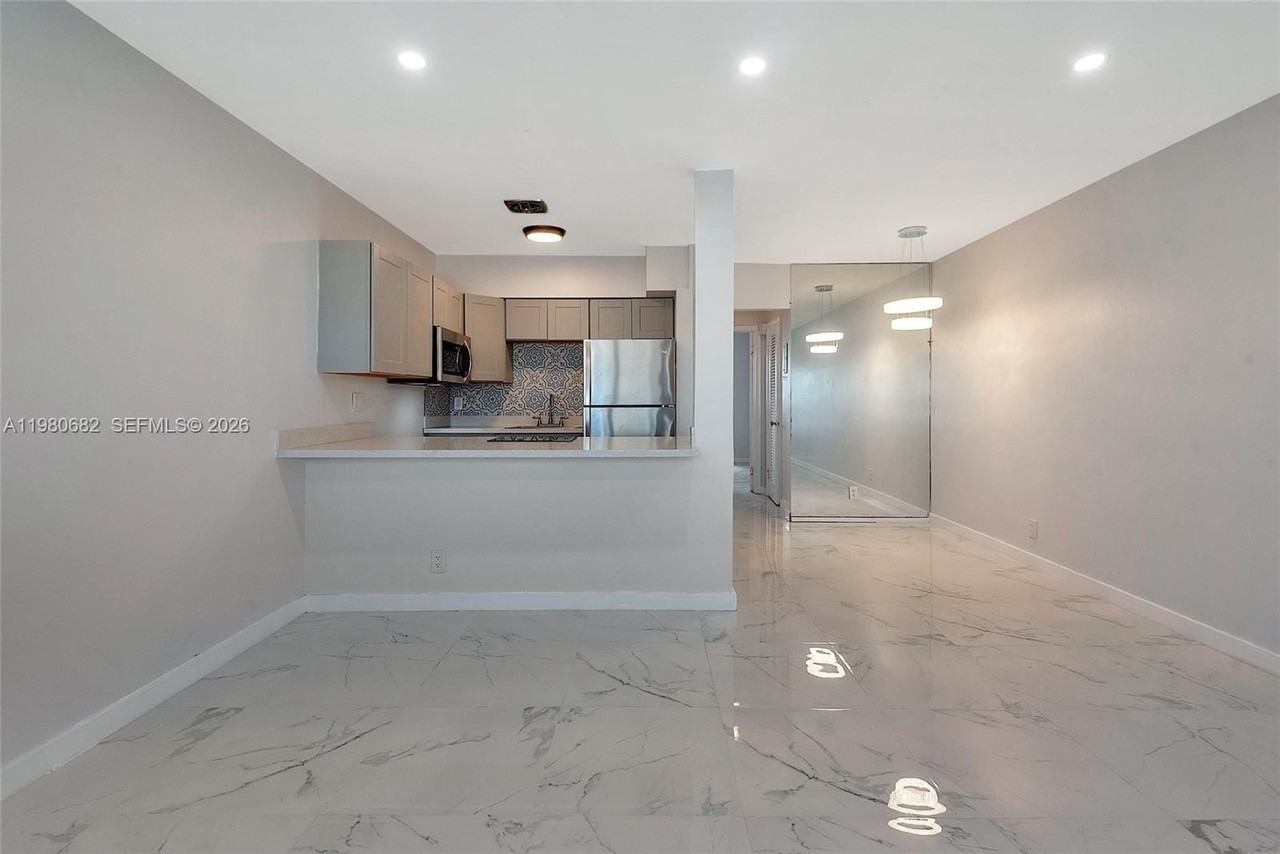 820 Sw 11th Ave #14B - Photo 3 of 20