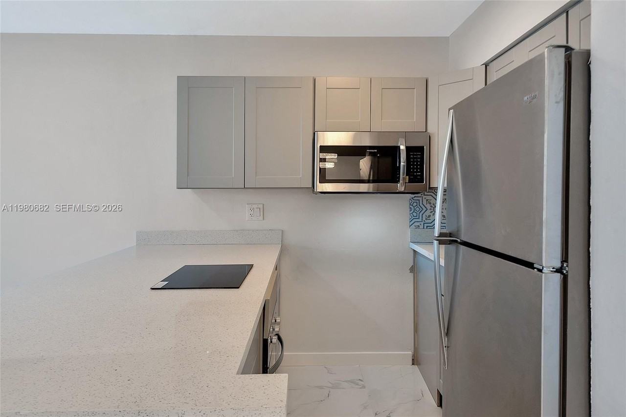 820 Sw 11th Ave #14B - Photo 4 of 20