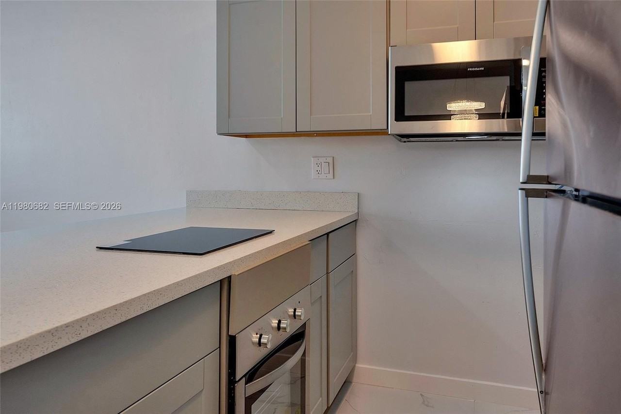 820 Sw 11th Ave #14B - Photo 6 of 20