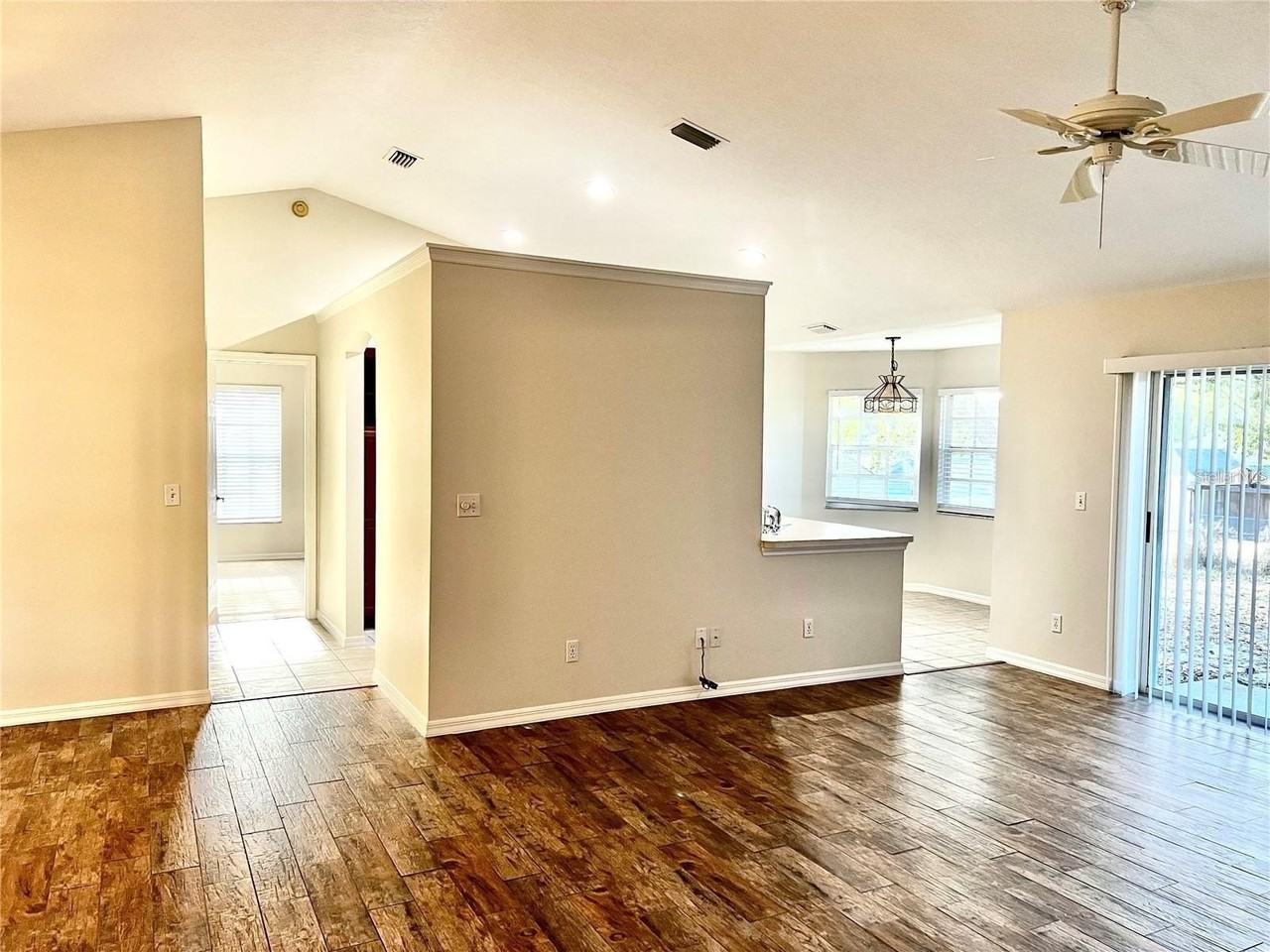 16216 Hillside Cir - Photo 4 of 22