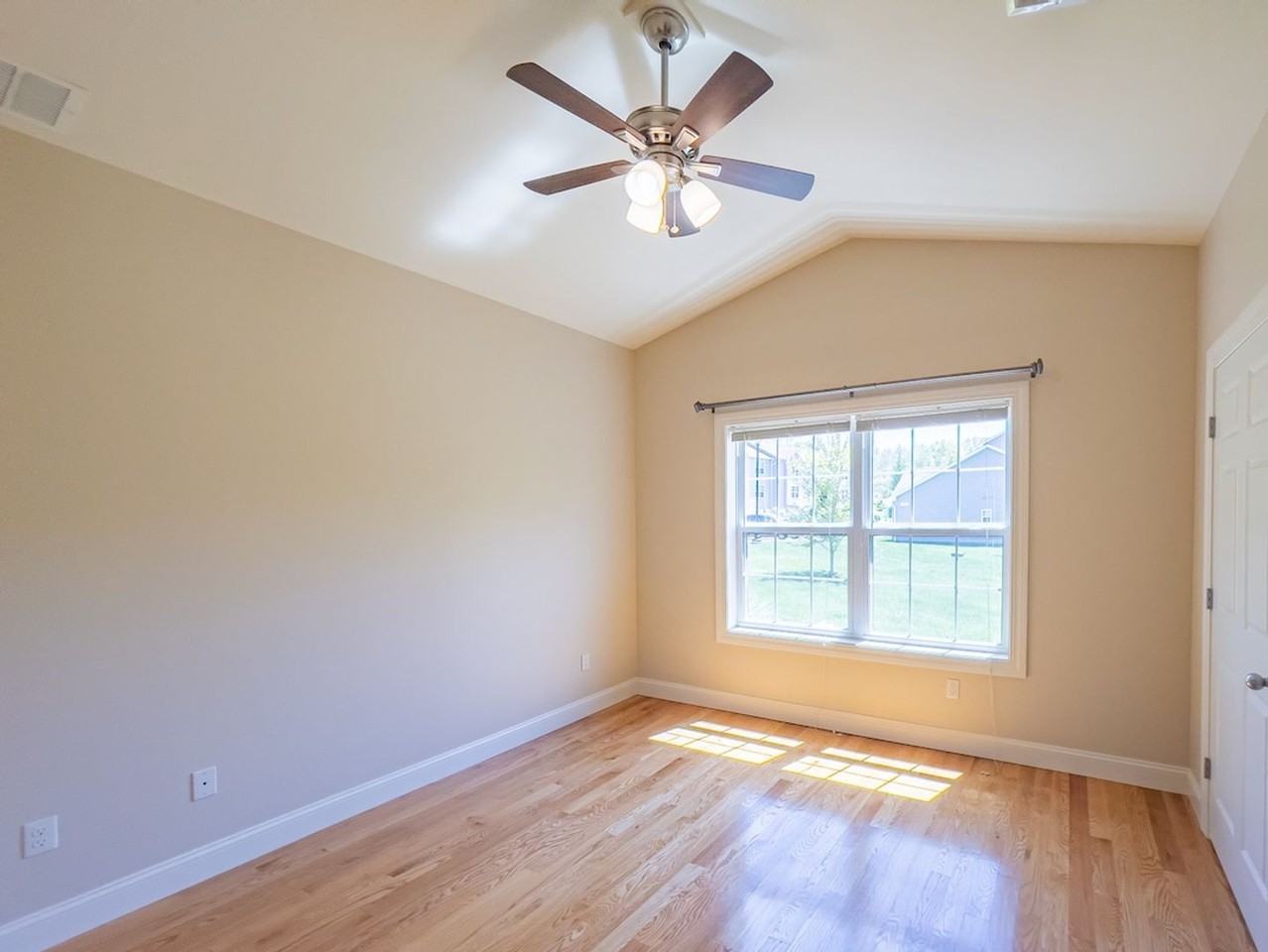 Ledyard Meadows - Bld 300-400 - Photo 7 of 17