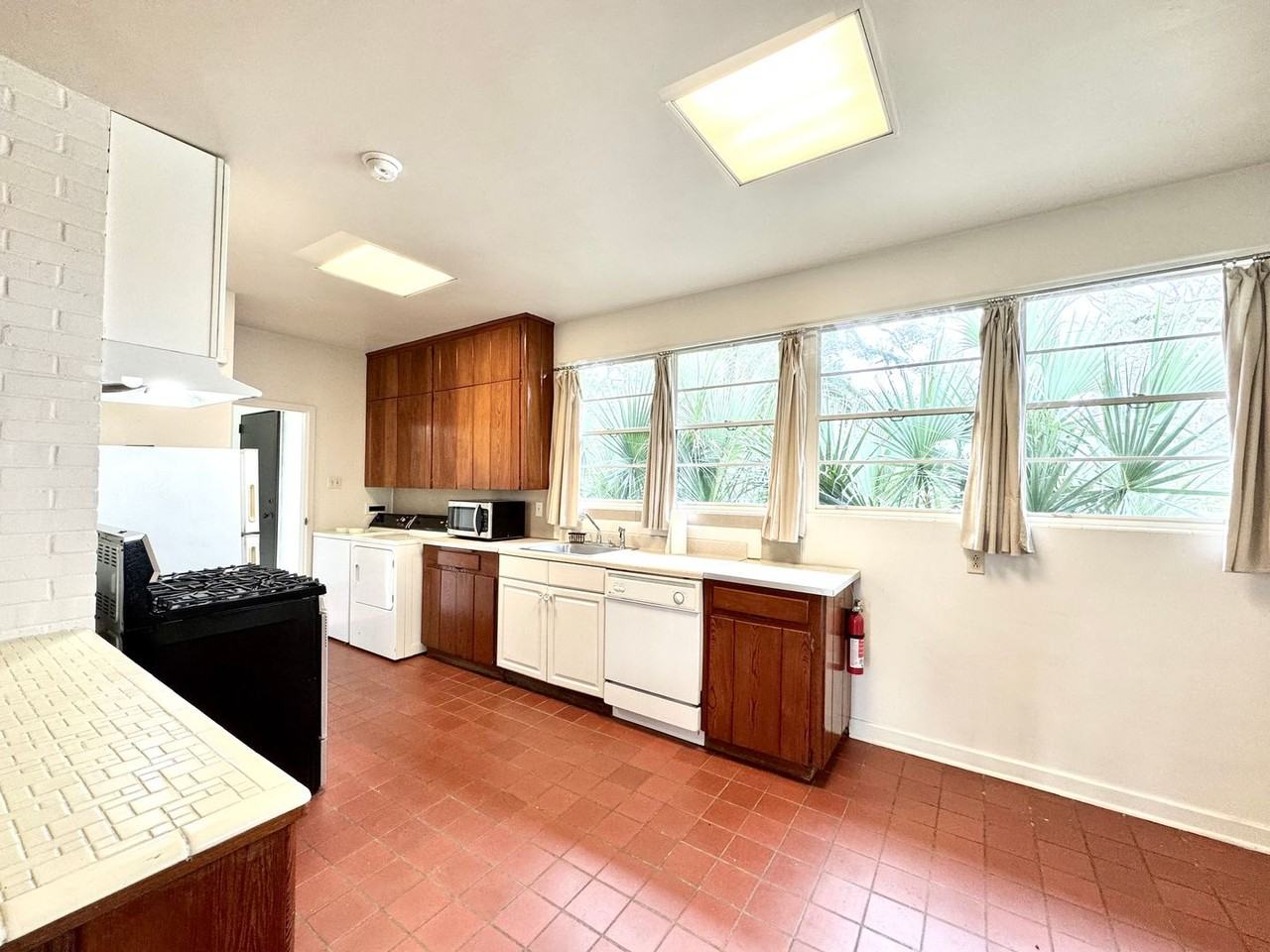 1280 Stanford Ave - Photo 3 of 20