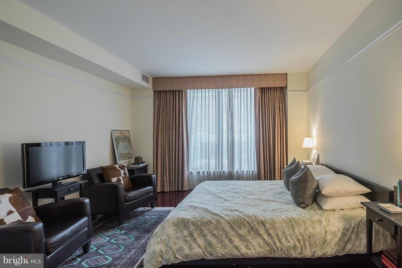 9205 Christopher St - Photo 3 of 12