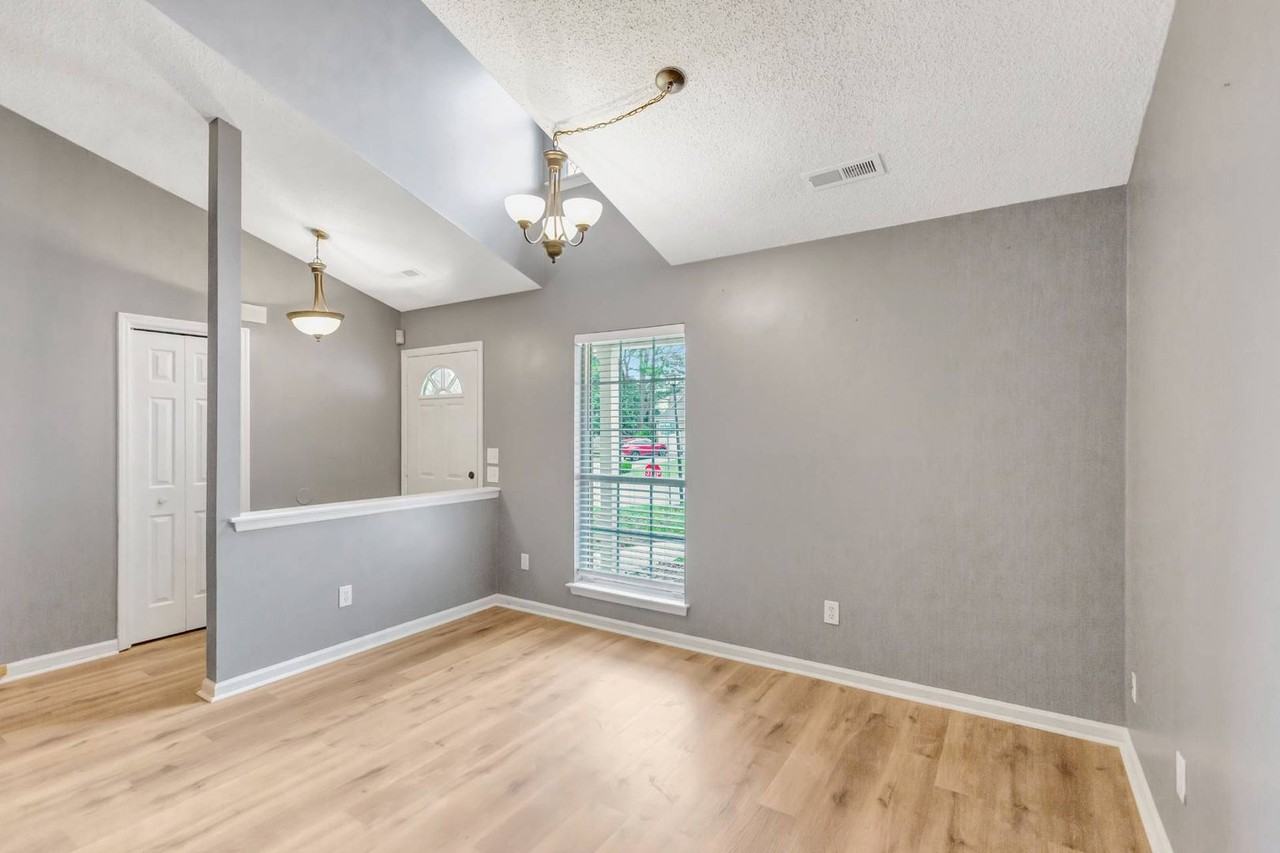 8565 Brookforest Dr - Photo 7 of 38