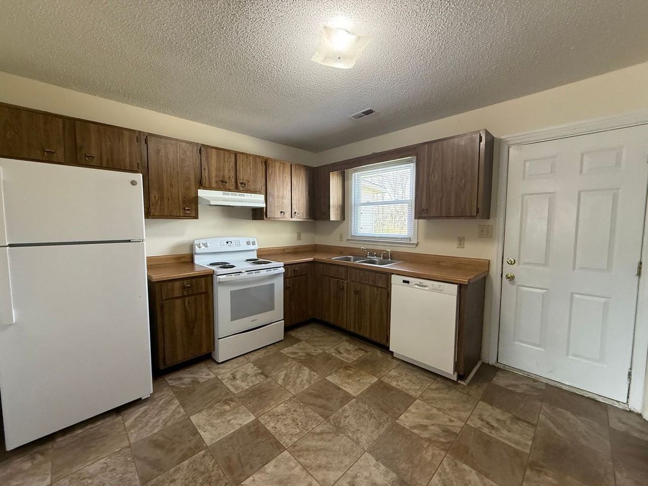 204 Appaloosa Dr - Photo 2 of 6