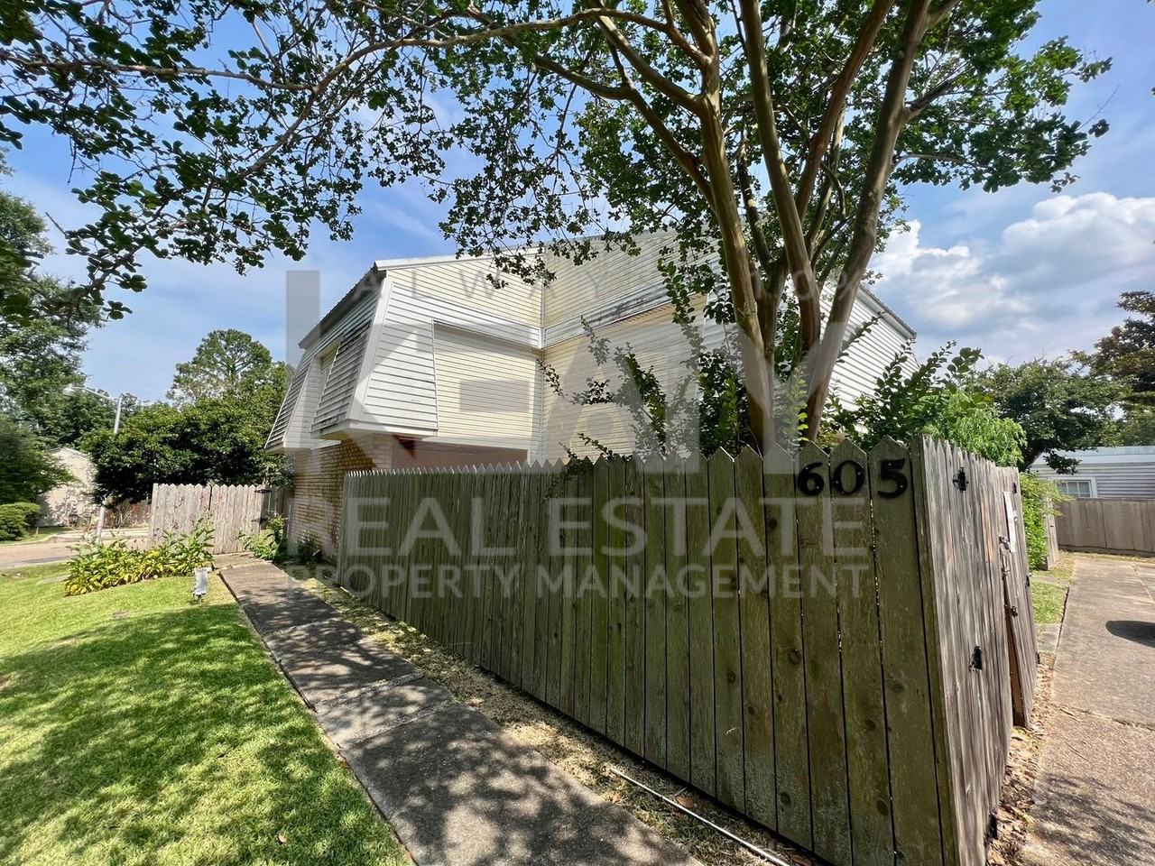 605 Fox Run Ave - Photo 2 of 25