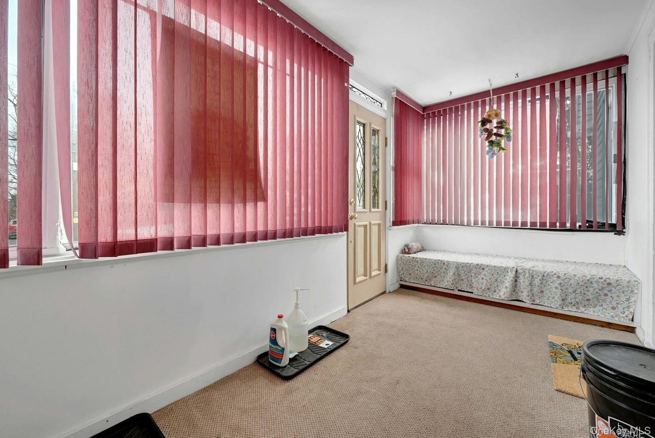 42 Williams Ave - Photo 3 of 33