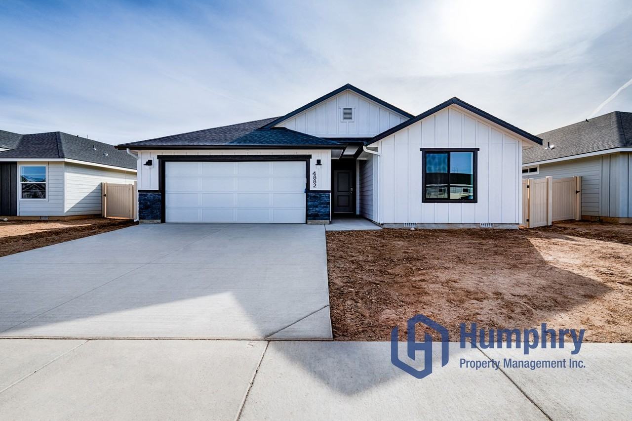 4882 N Elmstone Ave - Photo 2 of 33