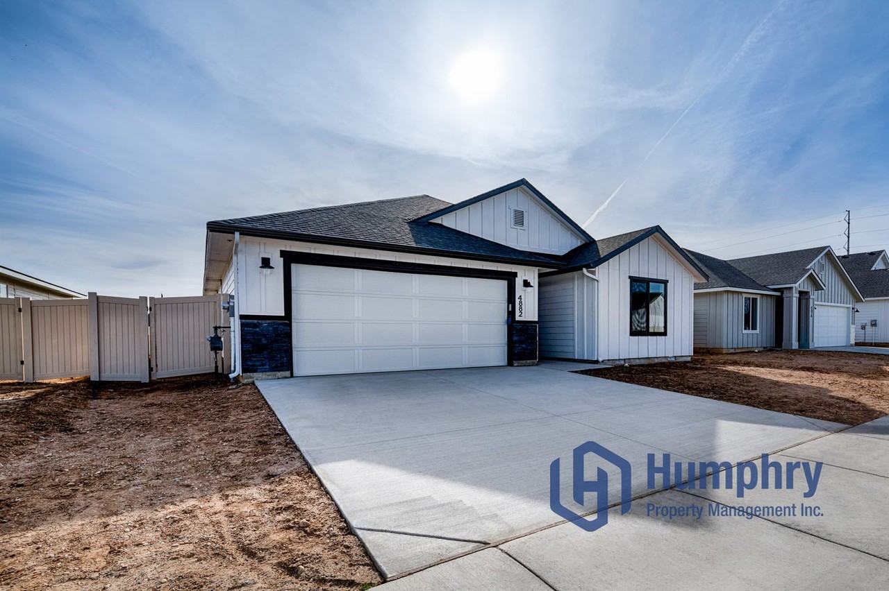 4882 N Elmstone Ave - Photo 3 of 33