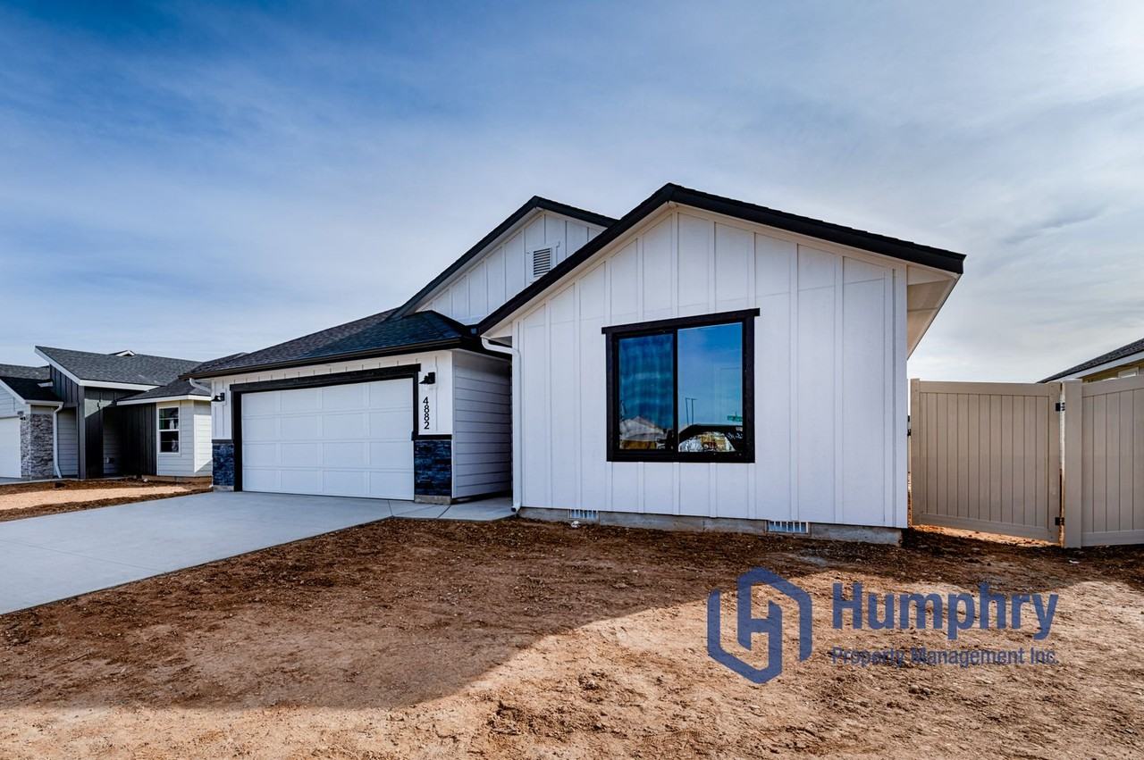 4882 N Elmstone Ave - Photo 4 of 33