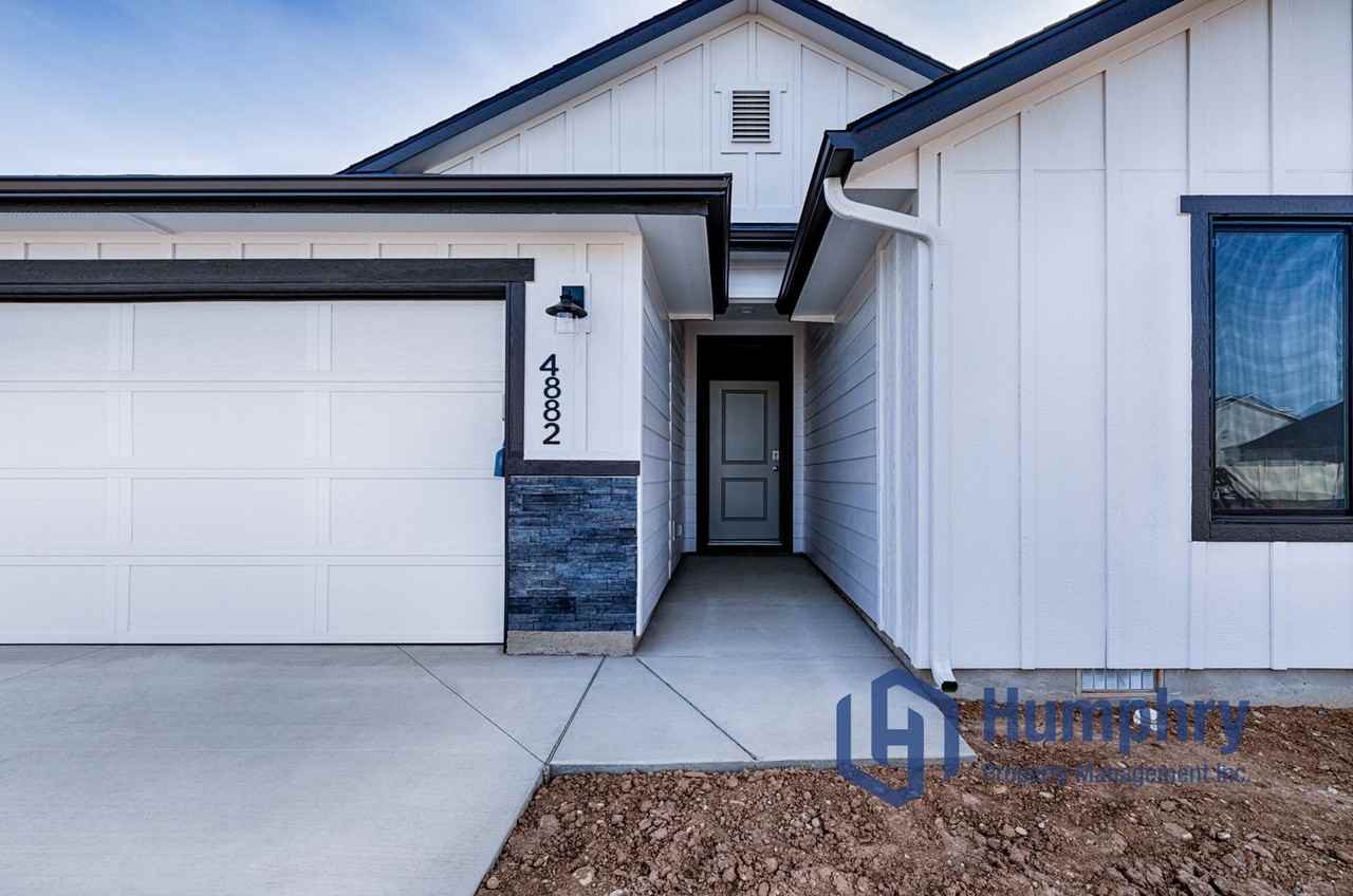 4882 N Elmstone Ave - Photo 5 of 33