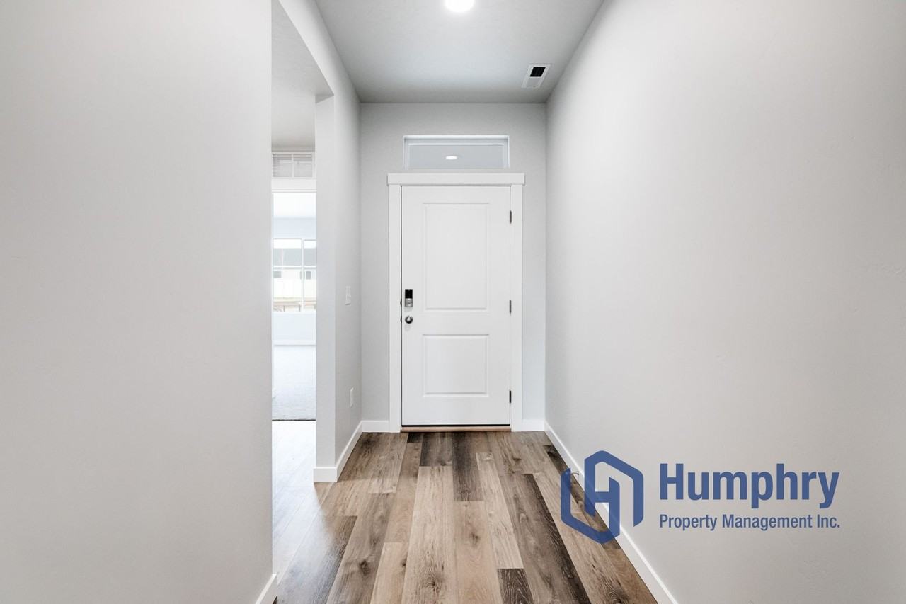 4882 N Elmstone Ave - Photo 6 of 33