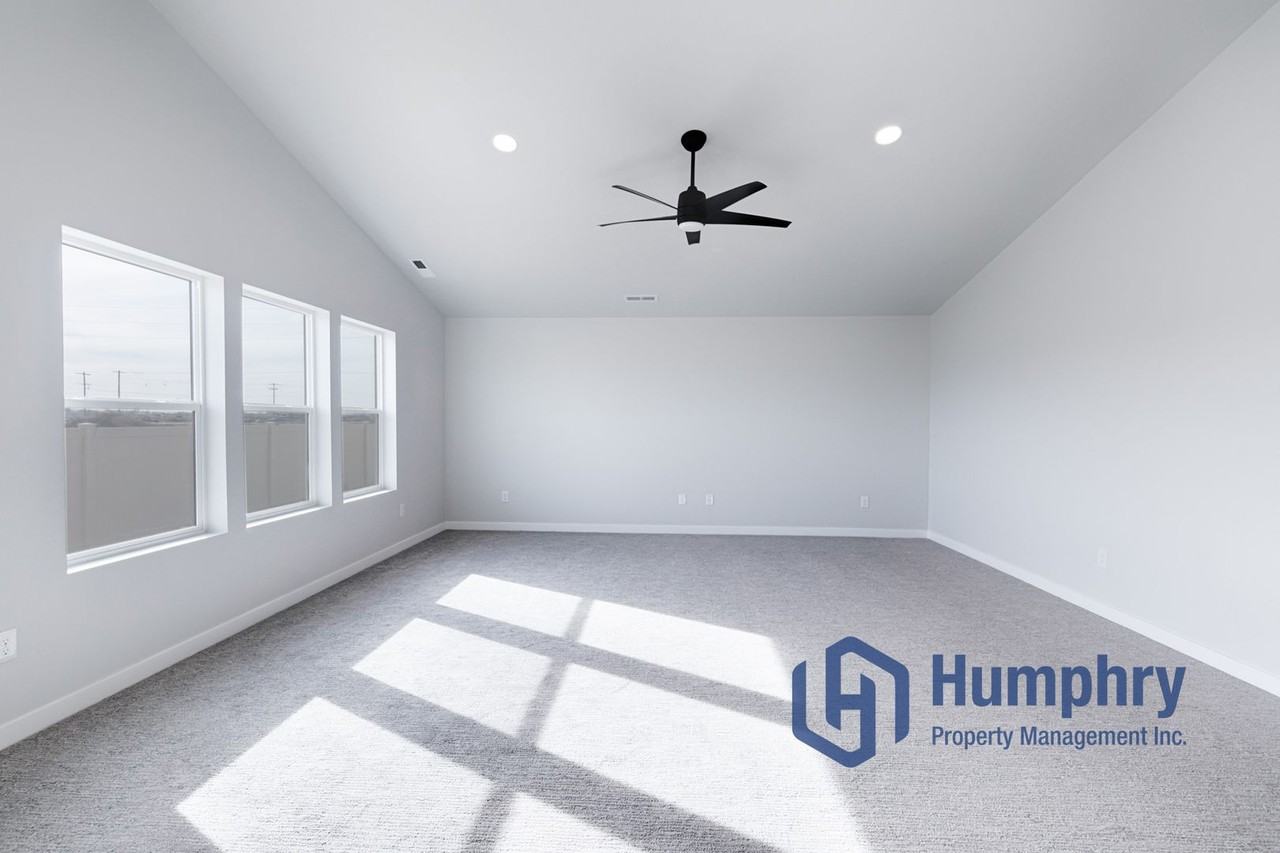 4882 N Elmstone Ave - Photo 7 of 33