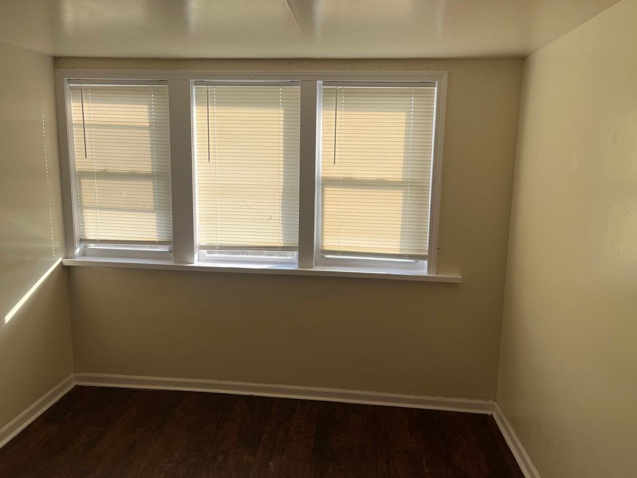 1115 W 19th Place - Photo 3 of 12