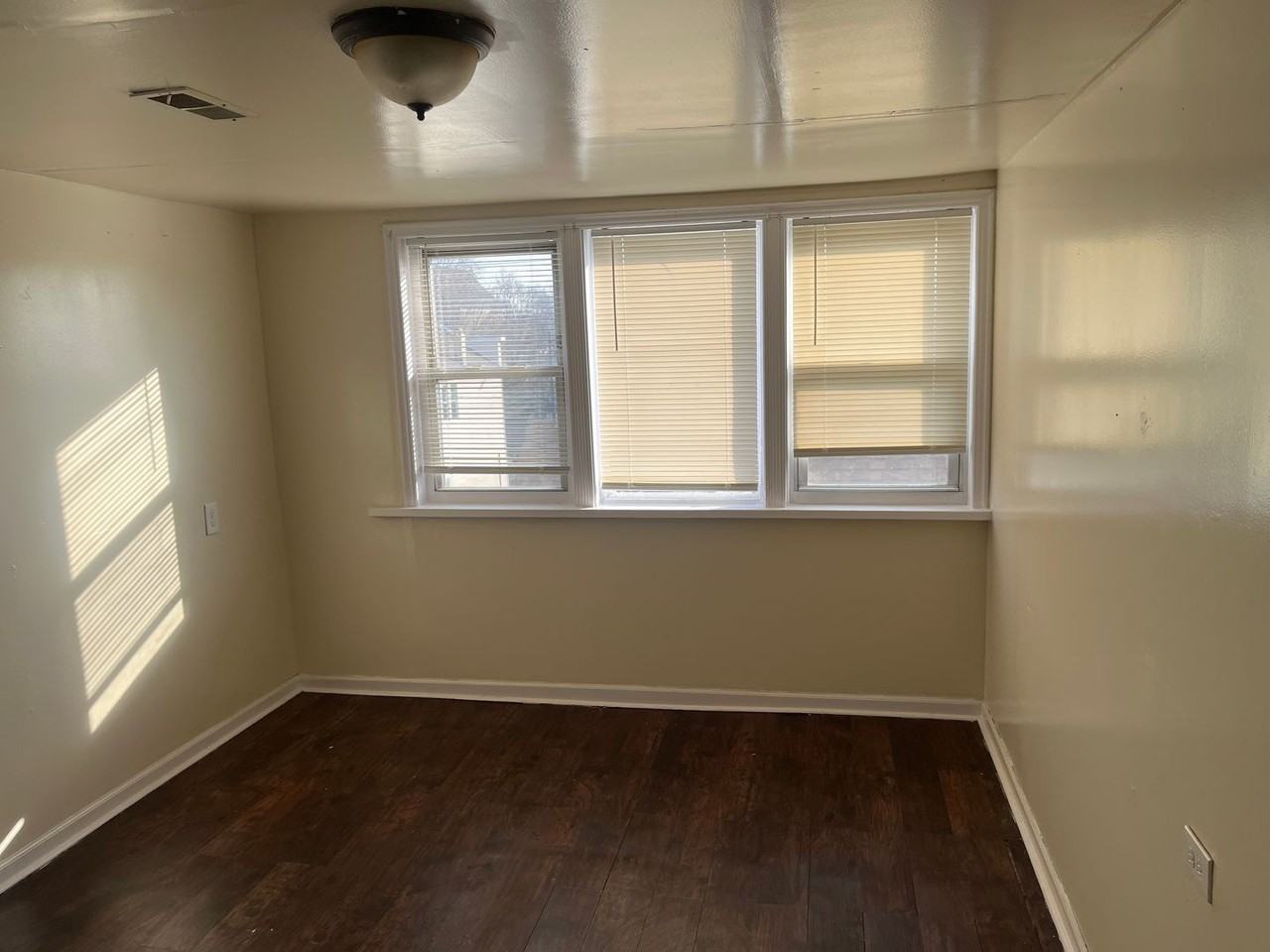 1115 W 19th Place - Photo 4 of 12