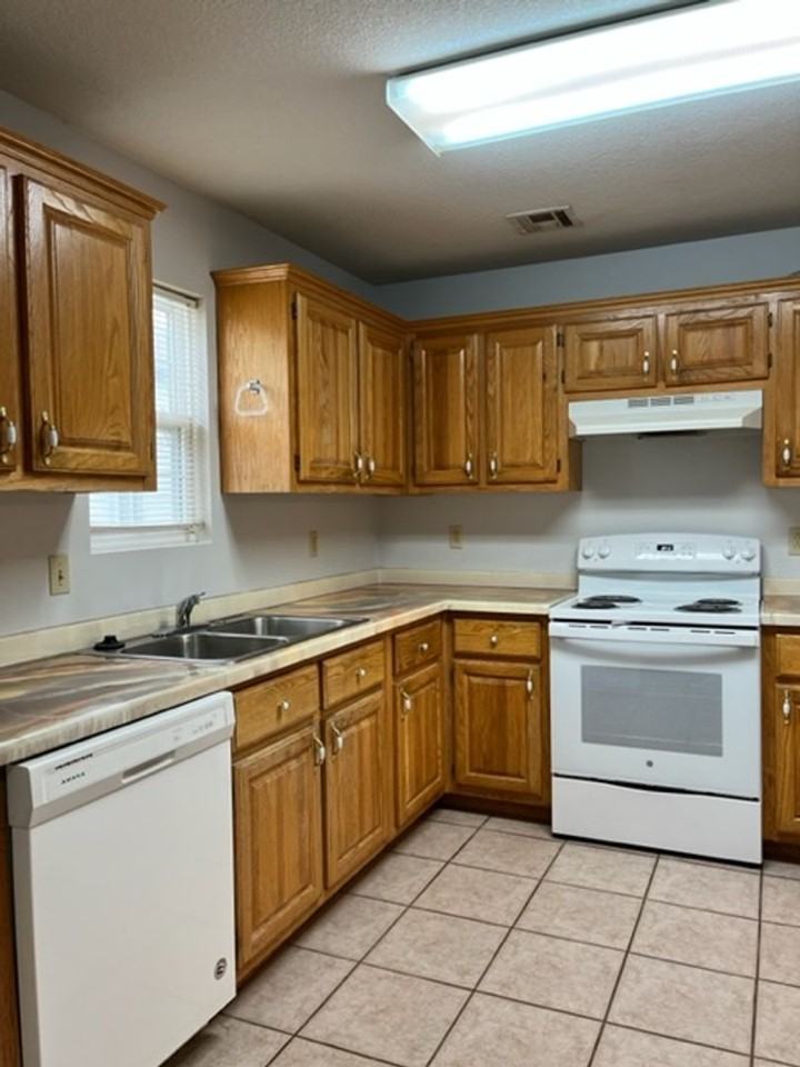 1709 W 4th St - Photo 2 of 3