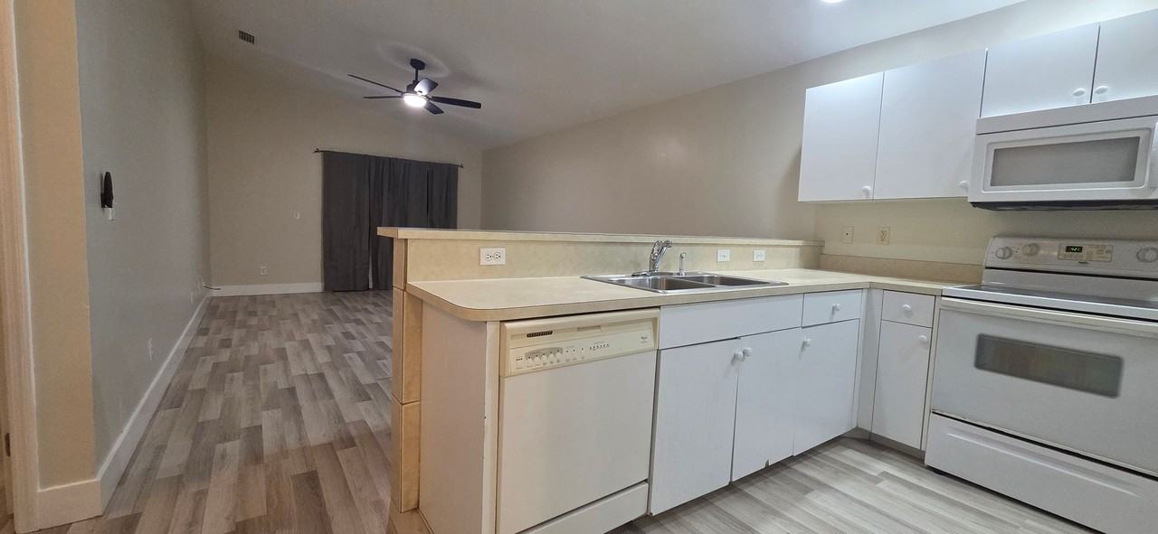 1013 Se 12th Ter - Photo 4 of 22