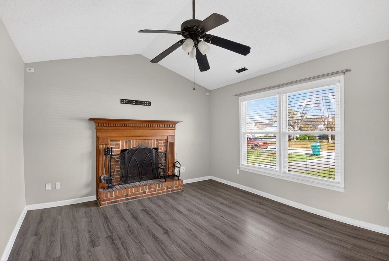 703 Mallard Dr - Photo 2 of 34