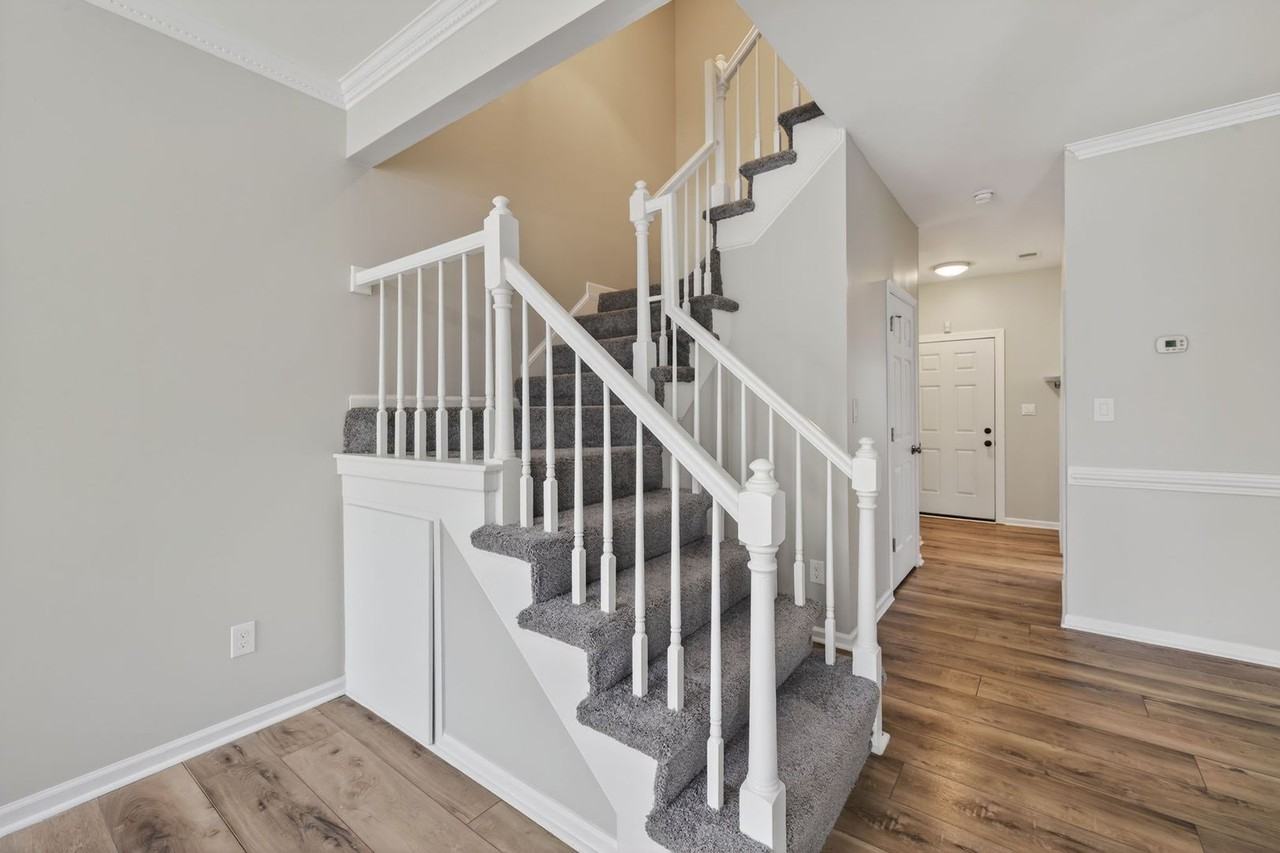 729 Creekside Cres - Photo 2 of 25