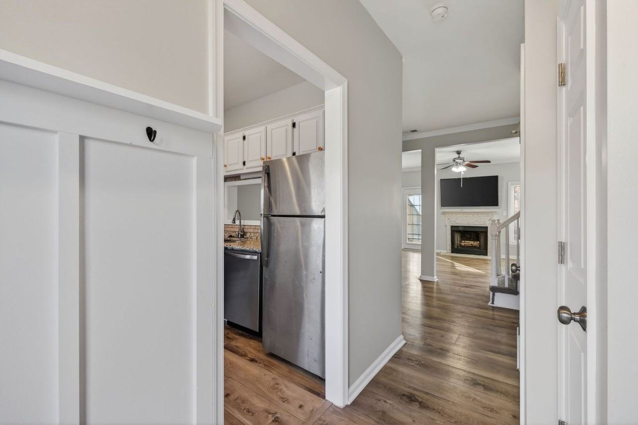 729 Creekside Cres - Photo 6 of 25