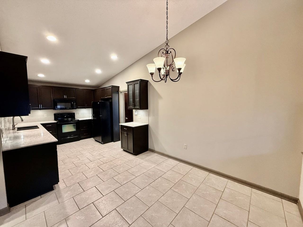 961 E Tom Stokes Ct - Photo 4 of 23