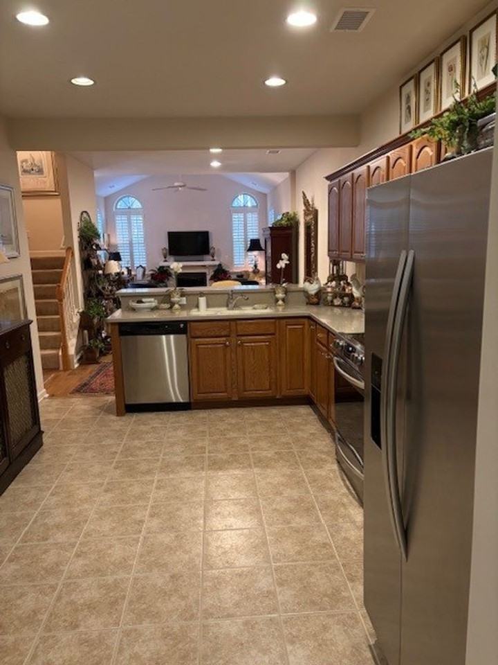 650 Abbey Glen Way - Photo 3 of 15