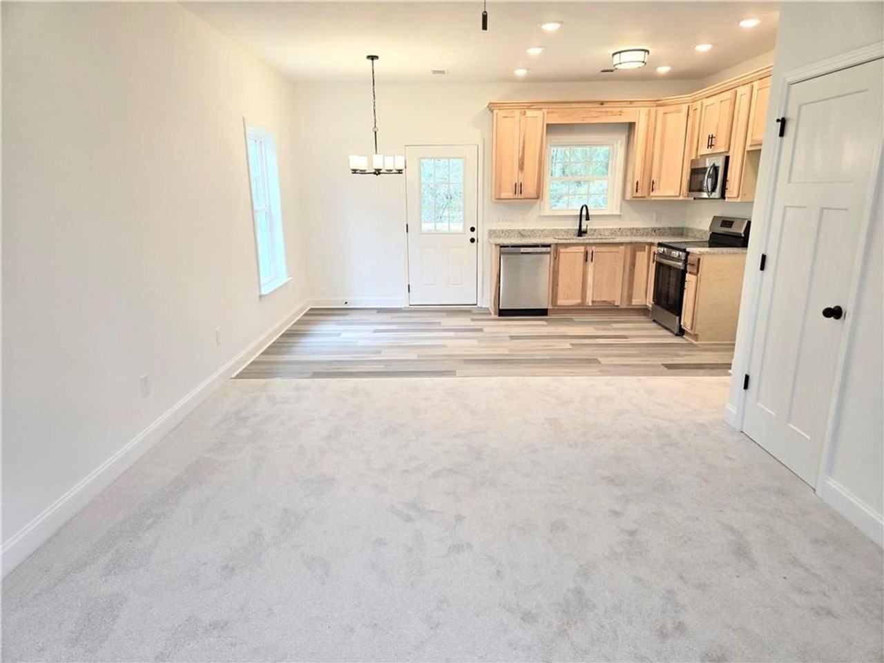 415 Phillips St - Photo 5 of 37