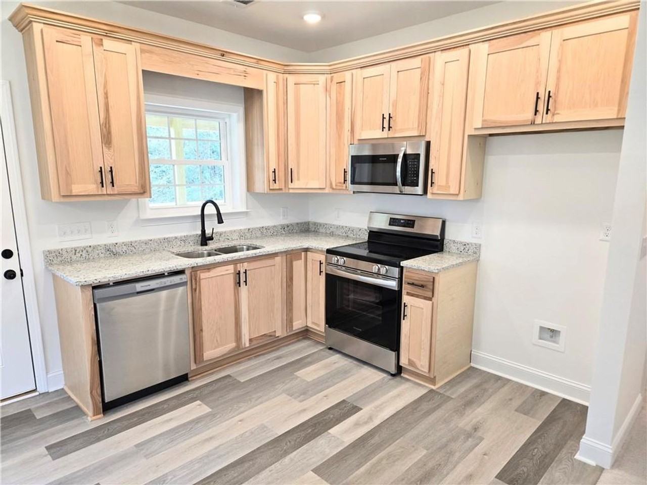 415 Phillips St - Photo 7 of 37