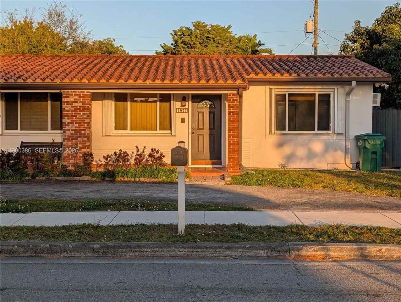 1037 Sw 76th Ave - Photo 5 of 15