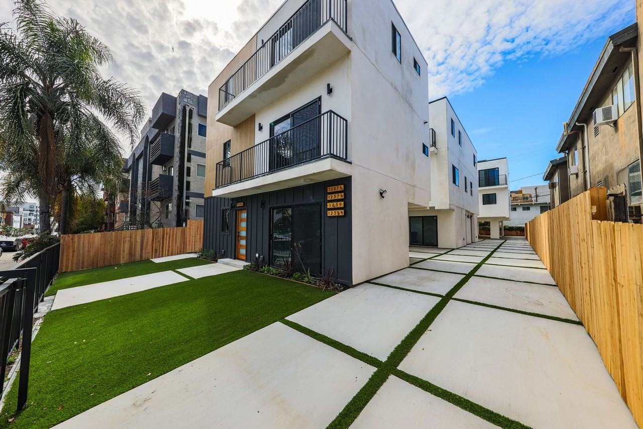 1237 N Orange Dr - Photo 2 of 50