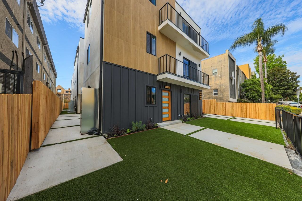 1237 N Orange Dr - Photo 3 of 50