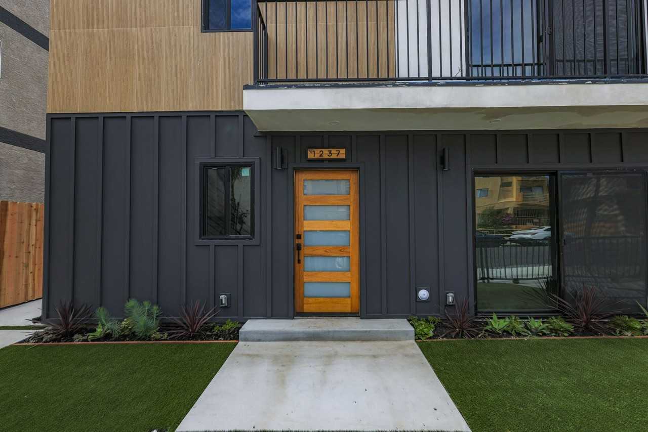 1237 N Orange Dr - Photo 4 of 50