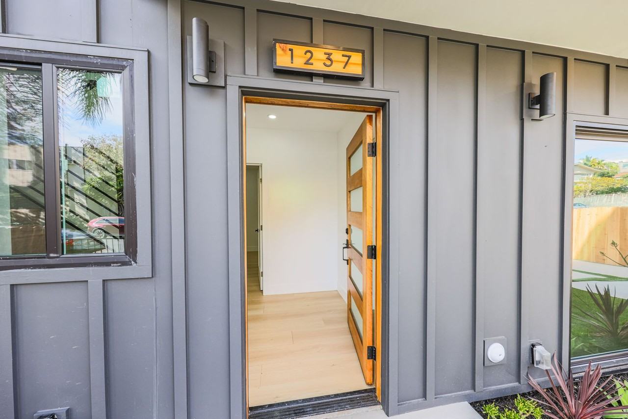 1237 N Orange Dr - Photo 5 of 50