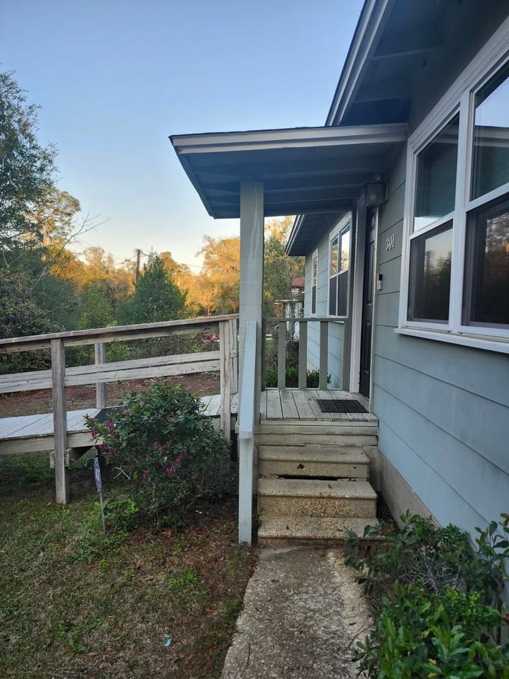 301 Gaile Ave - Photo 4 of 33